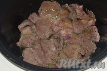 Когда сливочное масло растопится, кладем в мультиварку мясо и обжариваем его со всех сторон, периодически помешивая, крышку мультиварки не закрываем.