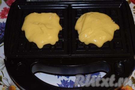 В уже разогретый мультипекарь Редмонд столовой ложкой выкладываем тесто на панель для выпечки вафель (по 1 столовой ложке на каждую половинку панели).