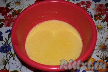 Добавляем соду, гашеную уксусом.