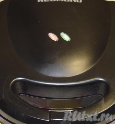 Когда устройство разогреется, на панели загорится зеленая лампочка. Теперь можно приступать к выпеканию вафель. На разогрев мультипекарю необходимо, примерно, 3-5 минут. Пока мультипекарь разогревается, мы успеем замесить наше тесто для вафель.