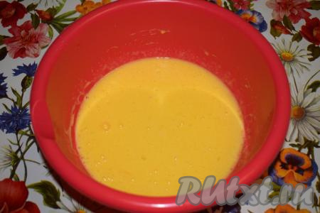 Сливочное масло нарежем на кубики и растопим его в микроволновке (в течение 30 секунд). Если масло сильно нагрелось, его нужно остудить. Выливаем тёплое масло к яичной массе, перемешиваем.