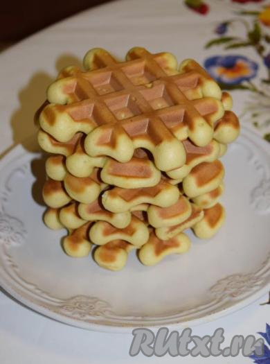 Закрываем крышку и выпекаем вафли до подрумянивания, примерно, 5-7 минут. Готовые вафли достаем из мультипекаря, выкладываем на тарелку и остужаем.