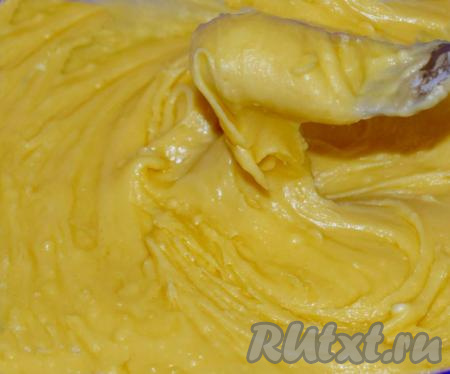 Всыпаем муку и тщательно перемешиваем тесто до однородности. Тесто получится довольно густым, по консистенции напоминает густую домашнюю сметану.