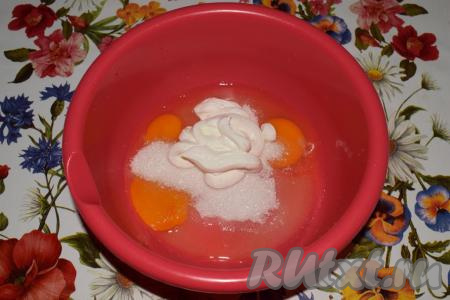 Добавим к яйцам сахар и сметану, перемешаем.&nbsp;