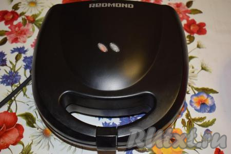 Первым делом в мультипекаре Редмонд необходимо надеть, согласно инструкции, сменные панельки для приготовления вафель. Маслом их не смазываем! Включаем в розетку мультипекарь. При включении загорится красная лампочка - это значит, что мультипекарь сейчас в процессе разогрева.