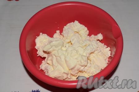 Добавляем сметану.