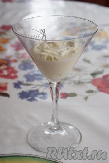 Собираем наш десерт. Для подачи нам понадобятся широкие бокалы, хорошо подойдут бокалы для мартини. В бокал выкладываем немного творожного крема.