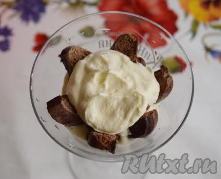 Добавляем печенье, нарезанное на кубики, затем опять выкладываем творожный крем и продолжаем чередовать, пока не заполним бокал до верха.