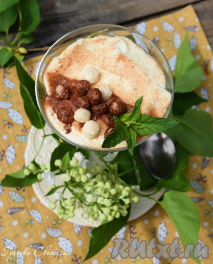 Верх творожного десерта с печеньем слегка присыпем какао и украсим воздушными шариками "Несквик" или крошкой от печенья.