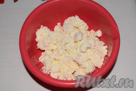 Для приготовления творожного десерта с печеньем насыпаем творог в миску.