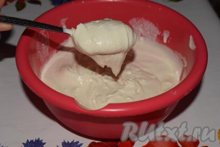 Творожный крем получается не очень жидким, воздушным и нежным,&nbsp;не стекает с ложки и держит форму.