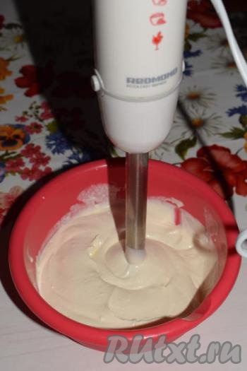 Погружным блендером взбиваем творожную массу до однородности и пышности.