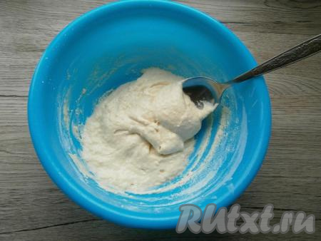 Замесить в меру густое тесто, похожее на тесто для оладий.