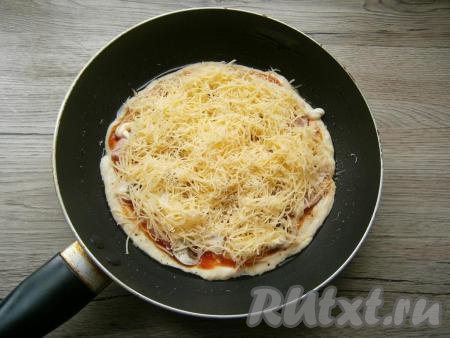 Щедро сверху посыпать натертым на средней или мелкой терке сыром.