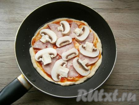 Выложить кружочки или полукружочки любой колбасы (у меня - ветчинная колбаса). Далее разместить пластины свежих шампиньонов.