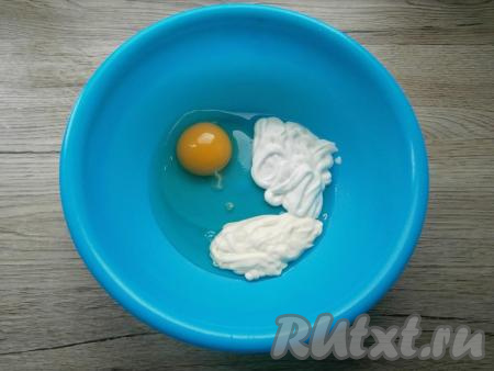 К сырому яйцу добавить майонез и сметану.