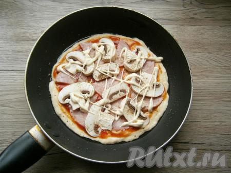 Посыпать итальянскими травами, перцем и немного смазать майонезом.