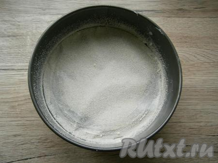 Застелить дно разъемной формы диаметром 18-20 см пергаментом, смазать всю форму сливочным маслом и посыпать манкой или мукой.