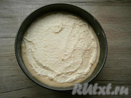 Выложить подготовленное тесто, сверху разместить творожную начинку, не доходя до краев теста.