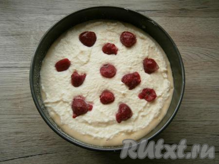 На творожную начинку выложить любые ягоды, немного их вдавливая.