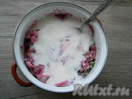 Влить в свекольник кефир (для этого блюда лучше брать нежирный кефир).