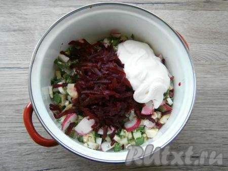 Свеклу очистить и натереть на крупной терке, добавить ее к остальным продуктам. Также добавить сметану.