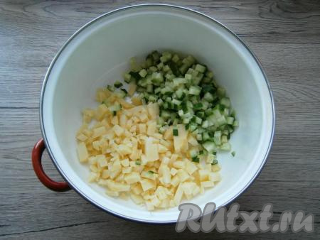 Вареный картофель очистить и нарезать небольшими кубиками, также нарезать свежий огурец.