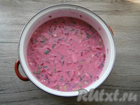 А также разбавить свекольник до нужной вам густоты холодной очищенной водой. Посолить по вкусу, если нужно, всыпать щепотку лимонной кислоты.