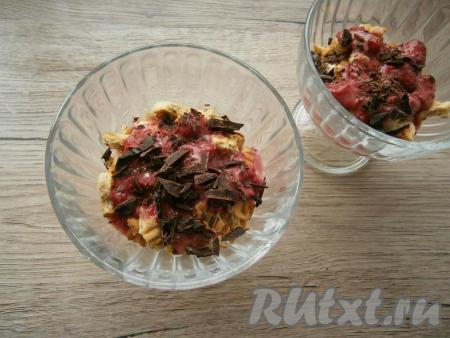 Посыпать рубленным шоколадом.