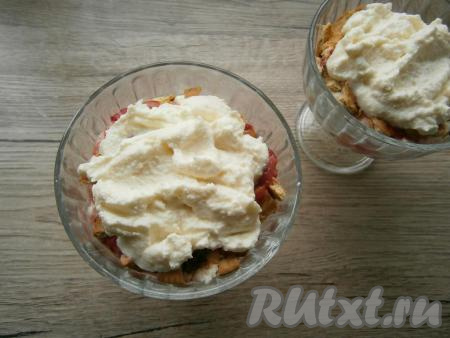 Далее выложить творожную массу.&nbsp;