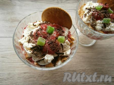 Повторить слои еще раз, полить немного ягодным соусом, посыпать рубленным шоколадом, украсить десерт цукатами.