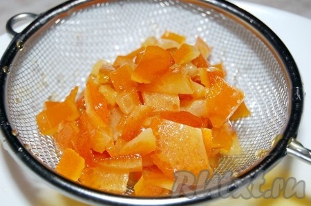 У меня апельсиновые цукаты были в сиропе, поэтому я поместила их в сито, чтобы стек лишний сироп.