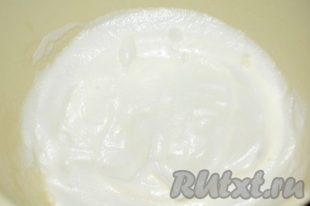 Разделить яйца на белки и желтки. Белки взбить до состояния плотной пены. Так как в рецепте яйца не поддаются тепловой обработке, то обязательно перед тем, как использовать яйца, вымойте их тёплой водой с мылом.