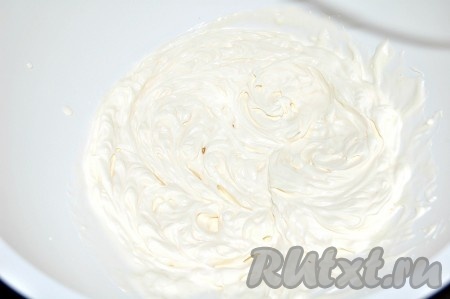При помощи миксера взбить сливки до состояния густого крема. Сливки обязательно должны быть предварительно хорошо охлаждены.