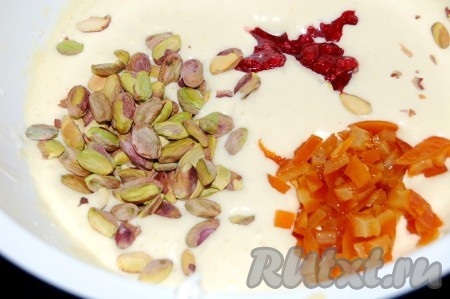 В полученную массу добавить приготовленные наполнители: фисташки, апельсиновые цукаты и протертую малину. Аккуратно перемешать.