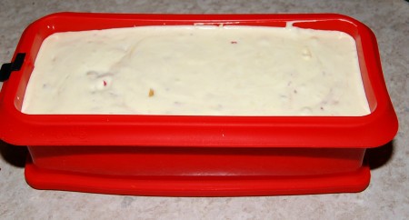 Полученную массу перелить в форму и отправить в морозилку минимум на 5 часов. Я использовала силиконовую форму, ее ничем выстилать не надо. А у кого нет такой формы, могут взять любую форму, смазать её небольшим количеством сливочного масла и выложить пищевой плёнкой. Масло нужно для того, чтобы пленка крепче держалась. Так будет легче потом вытащить семифредо из формы.