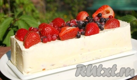 Затем достать из морозилки десерт семифредо, вытащить из формы и украсить ягодами и фруктами по своему вкусу. В замороженном виде семифредо может находиться в морозилке долгое время. Этот десерт очень удобен для летнего периода, он всегда будет готов порадовать вас и ваших гостей!