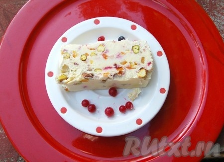 Сервировать можно по-разному. Можно добавить горсть ягод, а можно полить шоколадным или фруктовым соусом. В любом случае семифредо никого не оставит равнодушным!