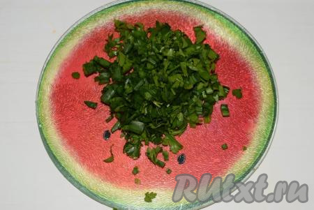 Когда говядина сварится, достаём её из бульона. Бульон процеживаем, убираем луковицу (она нам больше не понадобится) и ставим на небольшой огонь. Отделяем мясо от кости, нарезаем на порционные кусочки (нарезанные кусочки мяса мы будем добавлять в уже готовый суп). Нарезаем зелень мелко.