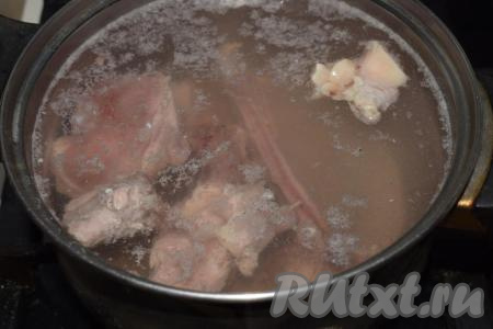 Сначала сварим говяжий бульон. Для этого в холодную воду кладём говядину на кости и очищенную целую луковицу. Когда бульон начнет кипеть, снимаем пену до прозрачности бульона. Уменьшаем огонь, накрываем кастрюлю крышкой и варим наш бульон до готовности мяса (около 2 часов).