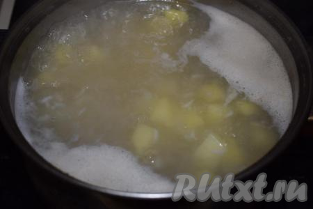 Затем добавляем к картофелю рис, предварительно слив жидкость, в которой он замачивался.