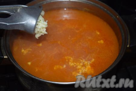 Провариваем суп "Харчо" до закипания, добавляем чеснок, пропущенный через пресс.