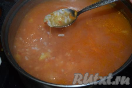 Варим суп до готовности риса. Как только рис будет готов, добавляем обжаренные овощи.