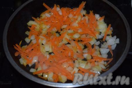 Разогреваем сковороду и наливаем в нее растительное масло. Добавляем к разогретому маслу лук с морковью и жарим на среднем огне, помешивая, до прозрачности овощей.