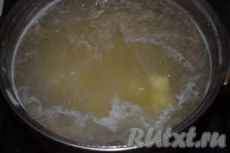 В готовый закипевший бульон кладем картофель, уменьшаем огонь и варим картошку с момента закипания, примерно, 10 минут, солим по вкусу.