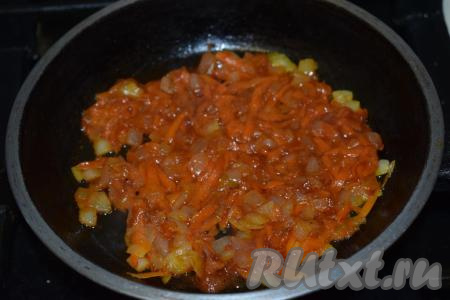 К обжаренным овощам добавляем томатную пасту и обжариваем все вместе на слабом огне, примерно, 8 минут, не забывая иногда помешивать.
