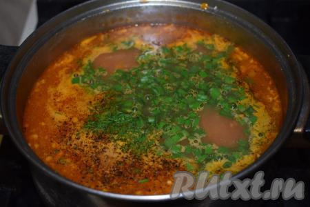 Кладем зелень, специи по вкусу и черный молотый перец, если необходимо, подсаливаем, даем закипеть и выключаем огонь.