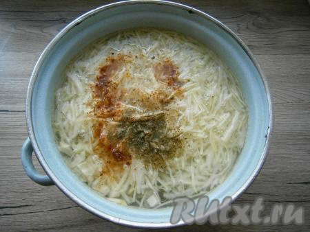 Когда картофель будет готов, выложить в кастрюлю нашинкованную капусту, специи и приправу, варить на слабом огне около 7 минут.