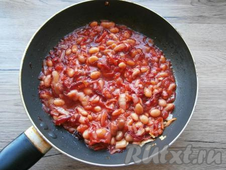 Перемешать содержимое сковороды, добавить немного кипятка&nbsp;из кастрюли, протушить на слабом огне минут 5.