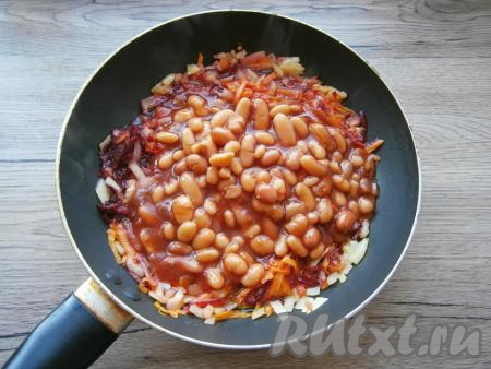 Обжарить овощи на среднем огне до мягкости, иногда помешивая, затем, добавить фасоль вместе с томатом.